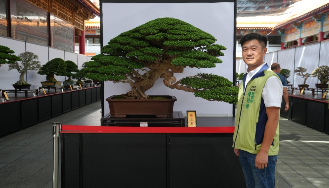圖/台南盆栽協會理事長陳柏翰與此次總冠軍作品合影。(記者 趙靜姸翻攝)
