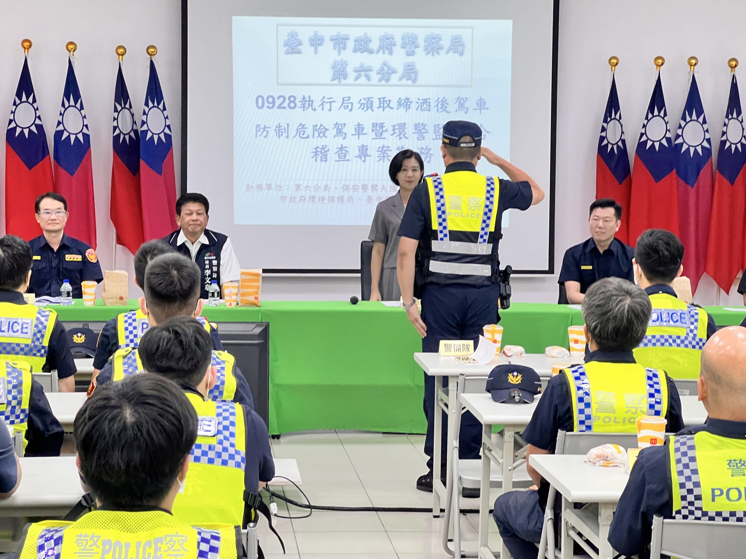 連續5日實施「中秋節連續假期取締酒後駕車大執法」副市長特地前來慰勉辛勞的警察同仁。（圖/記者江雁武翻攝）