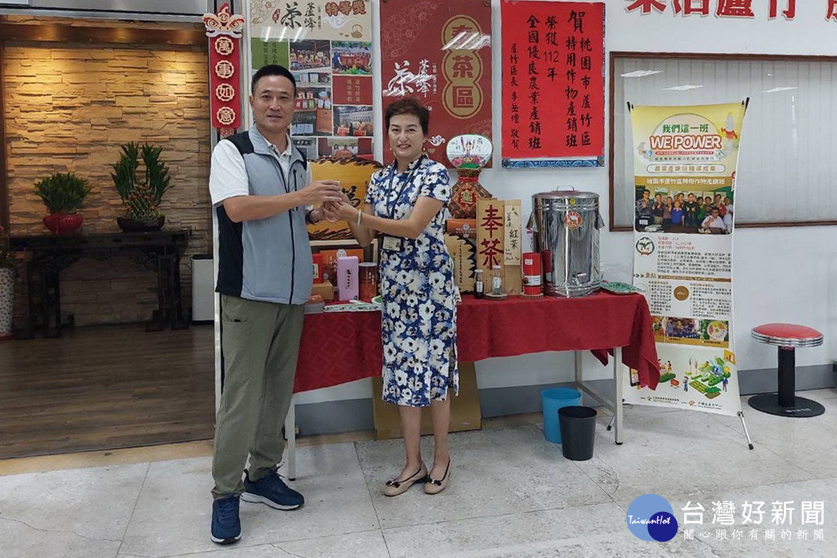 蘆竹區公所推出奉茶服務,行銷蘆峰茶也讓民眾感受回家的溫暖。