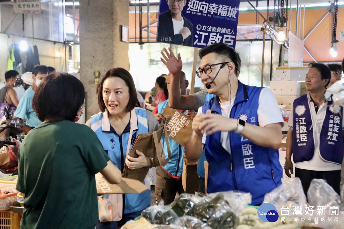 立委江啟臣偕同太太與競選團隊陸續前往豐原果菜市場拜票。
