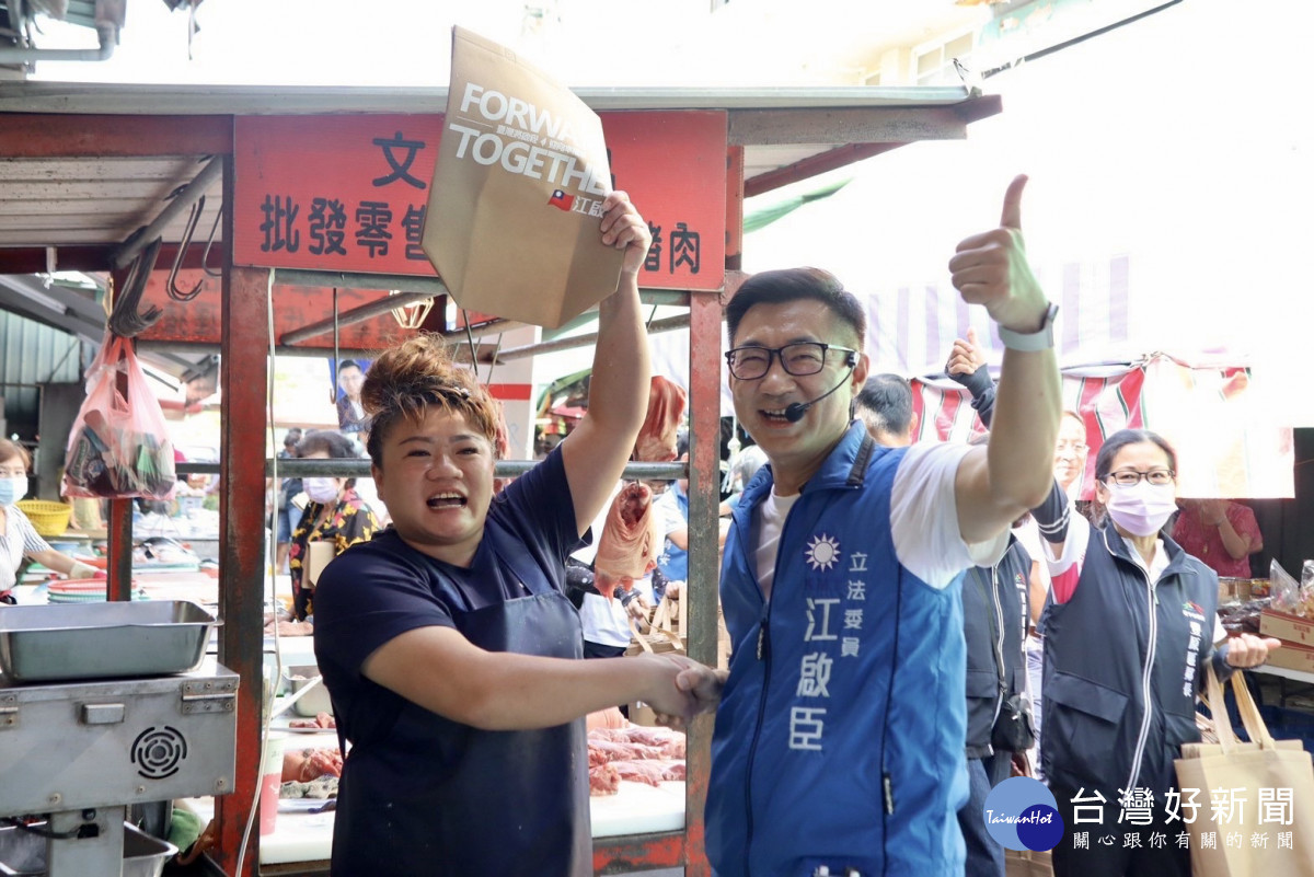 立委江啟臣掃街拜票,並發送選舉小物「奶茶色環保購物袋」。