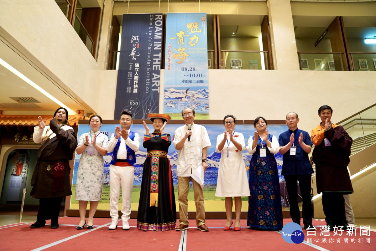 田青教授帶領青海非遺傳承人接受禮讚。由圖左至右分別為:扎西才讓、李娟業、馬全、胡生存、田教授、蘇曉莉、柳晴雯、何滿、完德尖措。