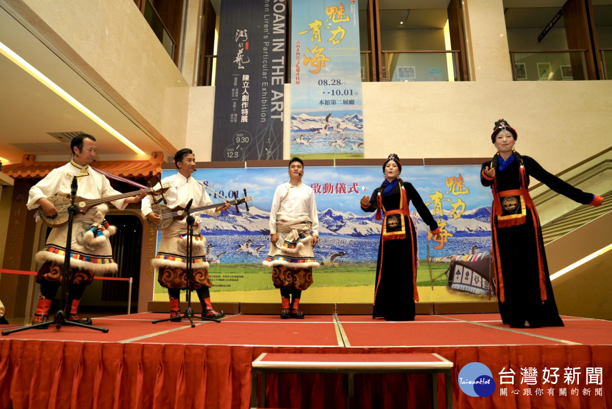 傳承人多杰、仁青東智、拉松杰、完么吉、南措加進行札木聶彈唱,札木聶藏語譯為「美妙悅耳的聲音」。