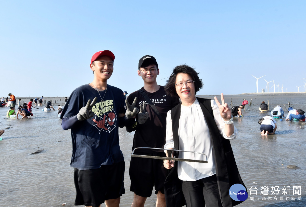 縣長王惠美參加線西一畝海的小旅行,與民眾體驗挖蛤蠣的樂趣。圖/記者鄧富珍翻攝