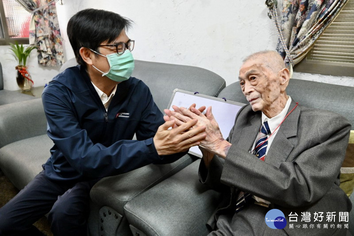 ▲陳其邁訪楠梓區百歲人瑞陳新發爺爺。