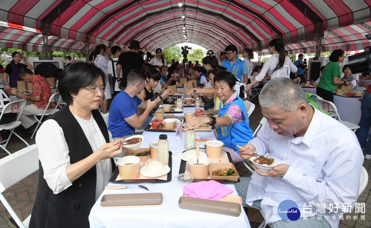 彰化縣長王惠美、副議長許原龍一起品嚐彰化小吃美食。圖/彰化縣政府提供