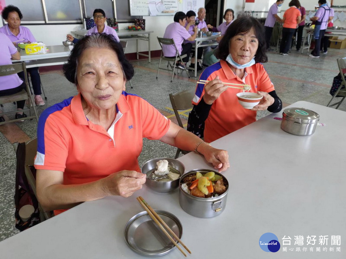 ▲高市美濃區集合社區長者品嚐新「鱻」龍膽石斑魚湯。