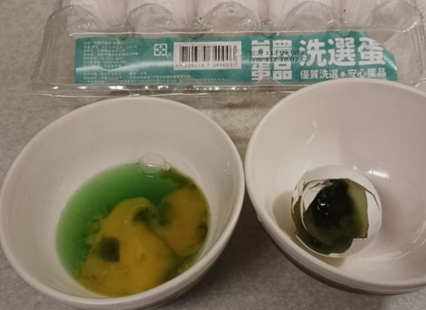 民眾在網路發文指自己買的台農雞蛋打開竟是黑綠色,質疑是進口蛋,遭政府提告。翻攝臉書