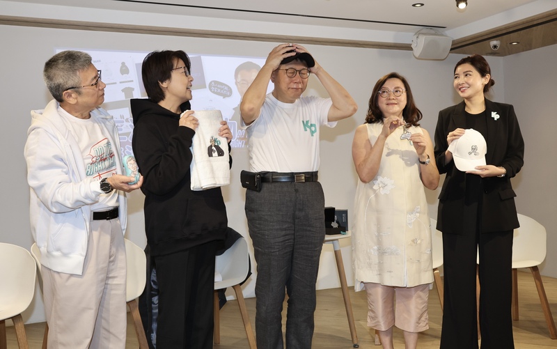 台灣民眾黨參選人柯文哲(中)說最終會合,競選總幹事黃珊珊(左2)說是「和」不是「合」