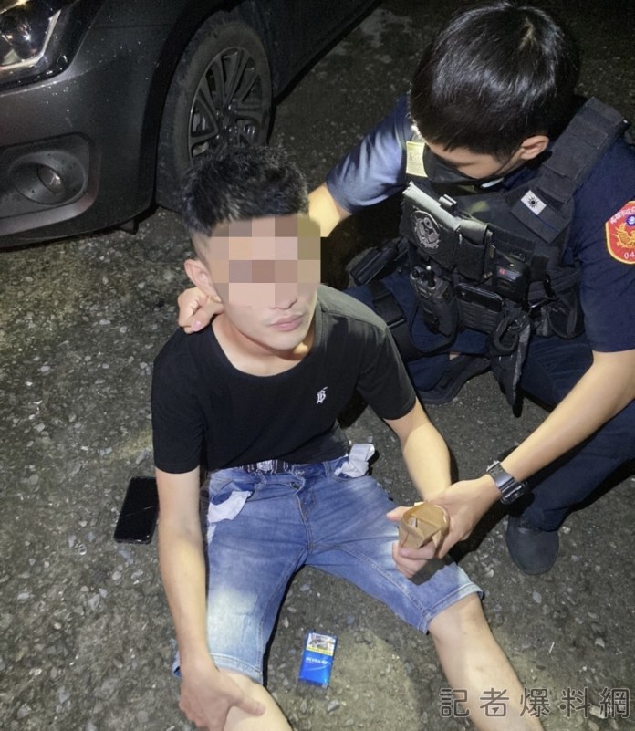 又是你! 男違規遭攔 當警面前丟包毒品 這下慘了 60 AE1983C0 7753 47A5 B191 4BD2EC9024D9 | 社會 社會 記者爆料網