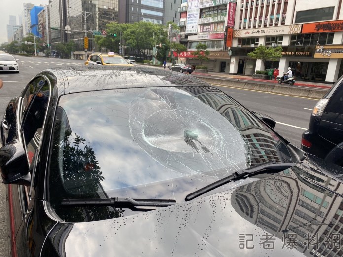 醋勁大發? 女友前任海神停路邊 狂男一拳擊破擋風玻璃丟包女友落跑 62 ECEF0C31 5E5A 437A B395 649338F34B2E | 社會 社會 記者爆料網