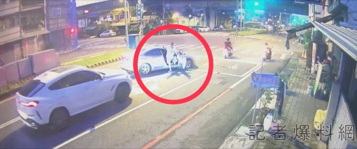 中秋節屏東發生槍擊 BMW遭掃射14槍 「1男手臂中彈」槍手逃逸 62 S 39141379 | 社會 社會 記者爆料網