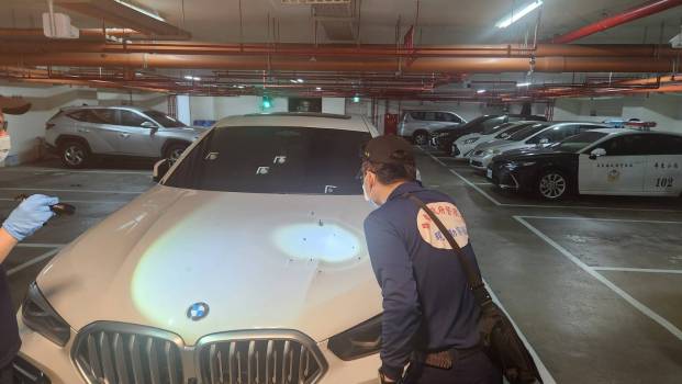 中秋節屏東發生槍擊 BMW遭掃射14槍 「1男手臂中彈」槍手逃逸 61 552724 | 社會 社會 記者爆料網