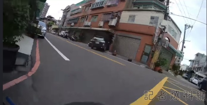 (驚險片)兩車擦撞 轎車失控撞民宅鐵門 騎士險挨撞 63 A0536F22 0252 49DA B9C2 E2831467BE2B | 社會 社會 記者爆料網