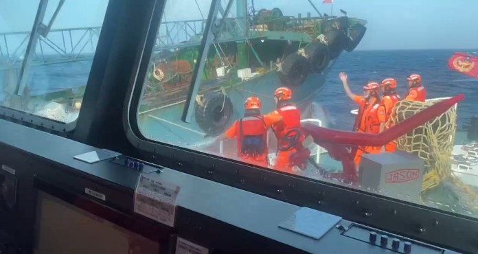 (海巡艦艇遭中國漁船衝撞片)新竹外海攔截中國越界漁船 海巡署艦艇遭衝撞受損 57 | 社會 社會 記者爆料網
