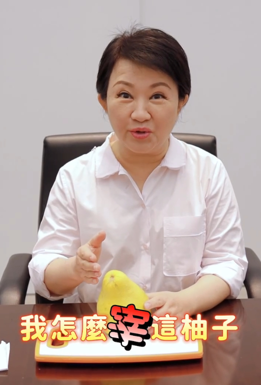 盧秀燕示範「怎麼宰了這個柚子！」翻攝盧秀燕臉書秀 | 社會 社會 記者爆料網