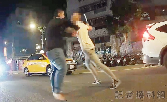 不爽機車碰撞 乘客竟持刀怒嗆要砍人 60 1 18 | 社會 社會 記者爆料網