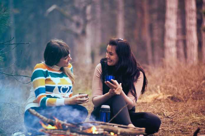 一家烤肉萬家香!中秋節烤肉需慎選場地 違者恐罰6千元 54 two women sitting on ground near bonfire