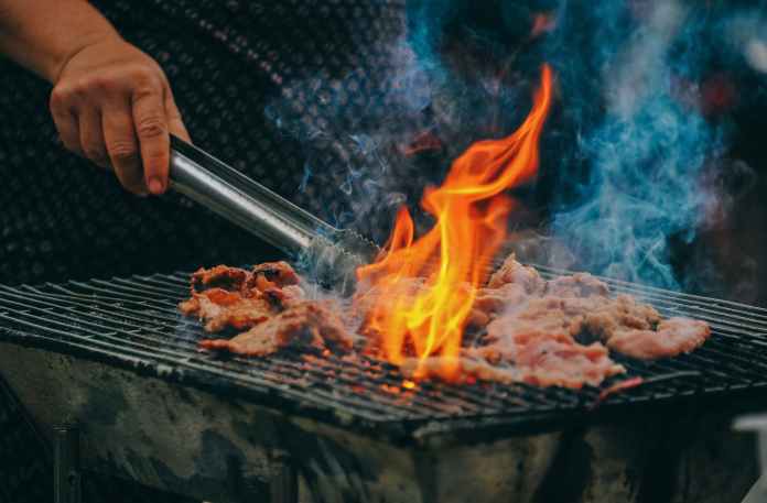 一家烤肉萬家香!中秋節烤肉需慎選場地 違者恐罰6千元 52 close up photo of man cooking meat