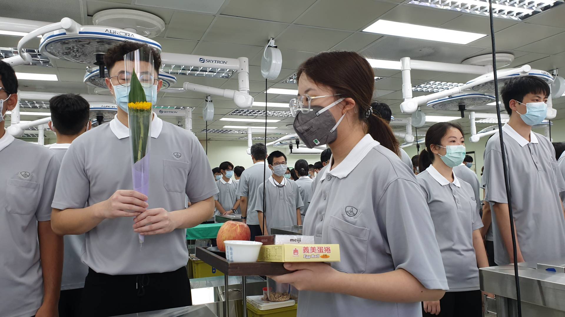 928教師節,慈濟大學醫學系解剖學科老師們,以及醫學系和後中醫學系醫學生們,為112學年12位無語良師舉辦感恩活動