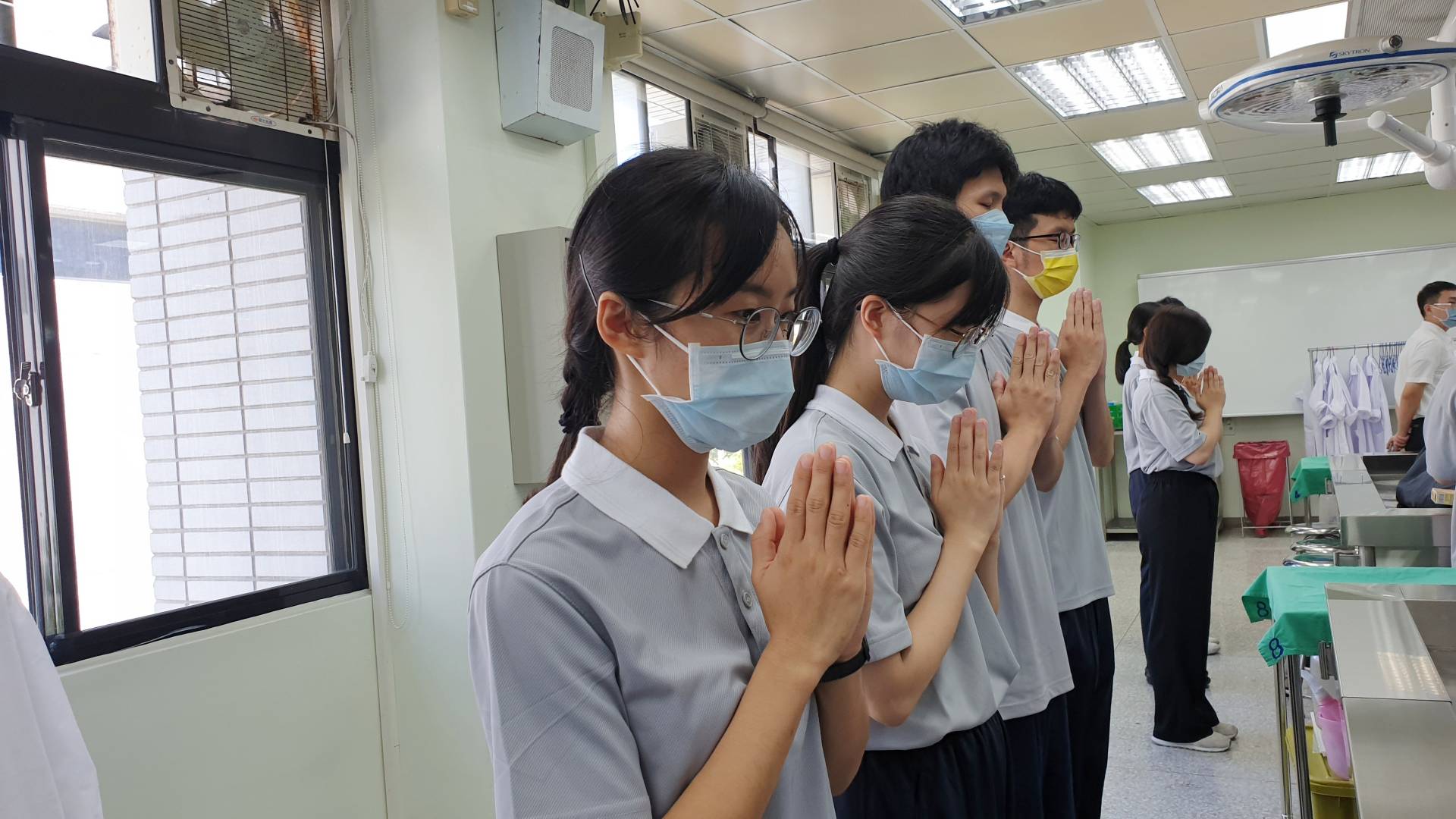 928教師節,慈濟大學醫學系解剖學科老師們,以及醫學系和後中醫學系醫學生們,為112學年12位無語良師舉辦感恩活動