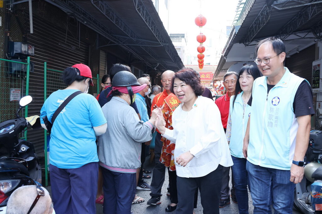 市長與前來參香民眾熱情問候
