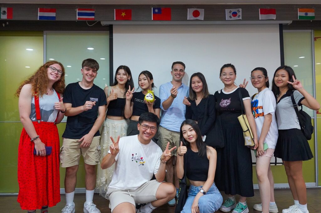 朝陽科大境外生中秋同歡，體驗異國文化的節慶氛圍。（圖/朝陽科大提供）