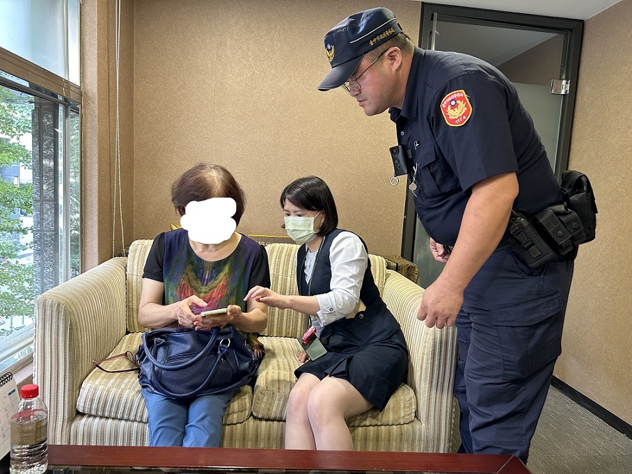 ▲圖說:婦人網戀戰地醫生欲匯款163萬,警銀聯手攔下血汗錢 (圖/台中市政府提供)