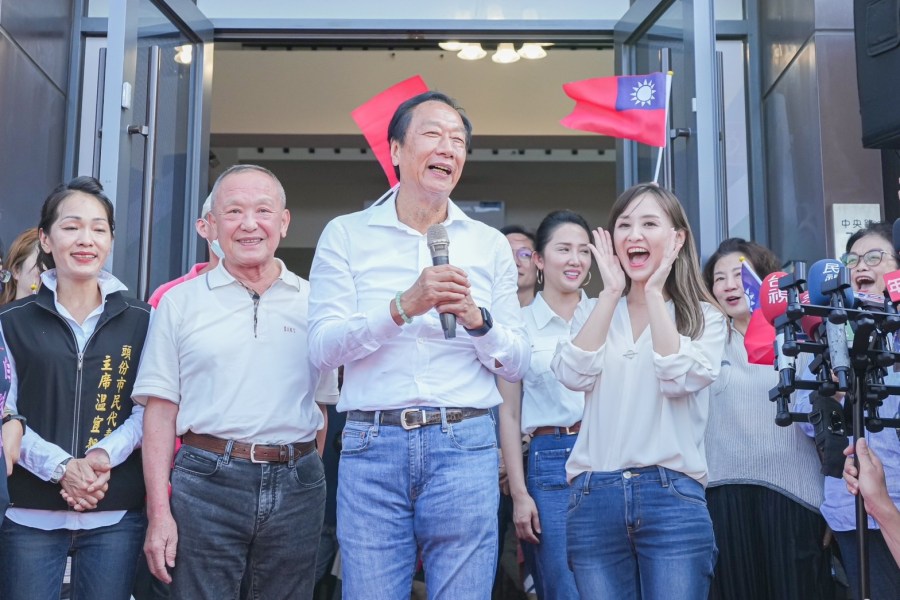 白喊民調輸退選 郭台銘引射鵰英雄傳:俠之大者為國為民 234 郭台銘赴苗栗。(郭台銘辦公室提供)