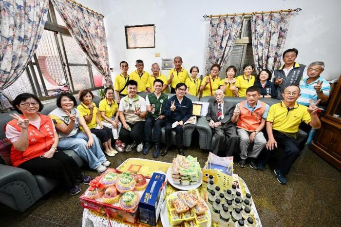 秋節樂團圓 高雄市長陳其邁訪百歲人瑞