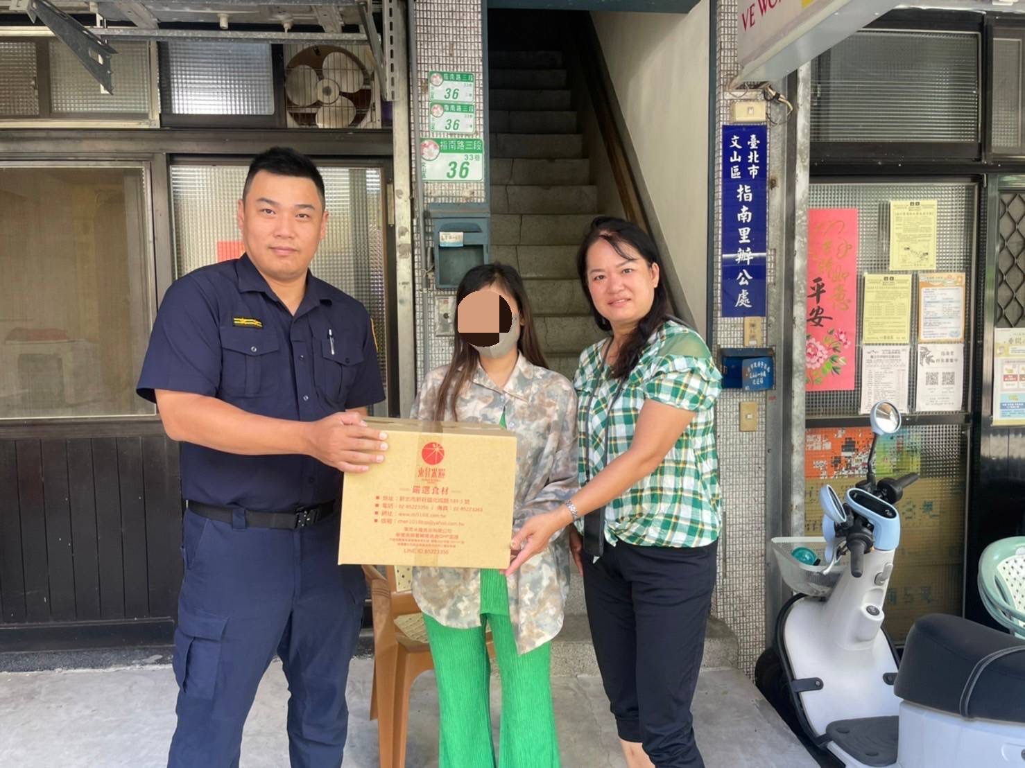 指南派出所所長張寶元與指南里里長張佳南一同前往慰問弱勢居民，為他們送上溫暖的祝福。（記者黃荷琇翻攝）