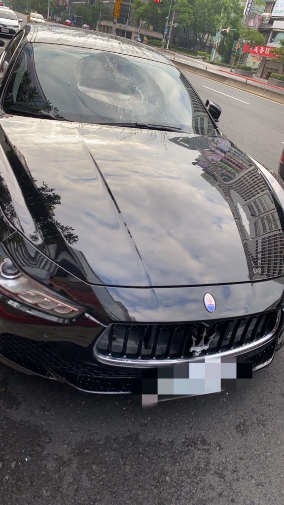 陳男瑪莎拉蒂擋風玻璃遭翁男徒手擊碎。（記者林金聖翻攝）