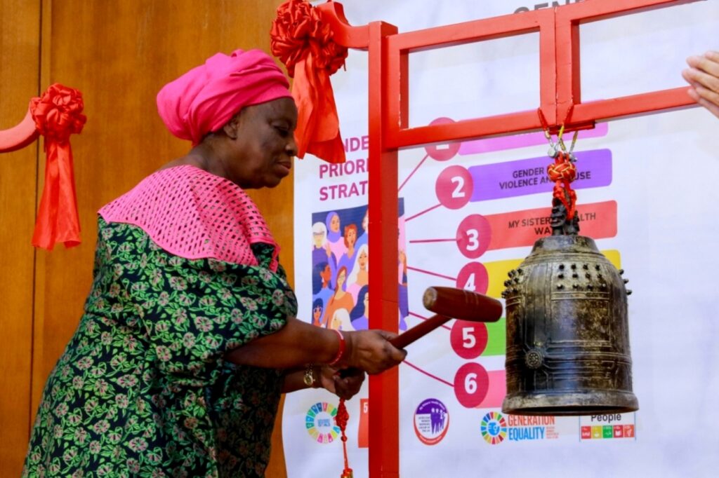 ▲非洲宣教團創辦人Folu Adeboye 女士鳴鐘心願：「和平、和平 全世界，阿門！」（記者李欣翻攝）