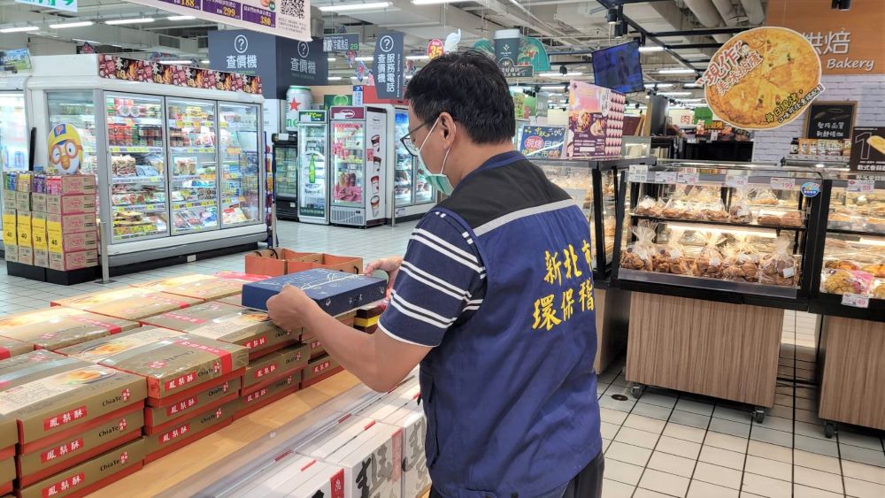 《圖說》新北環保局稽查中秋禮盒是否有過度包裝情形。〈環保局提供〉