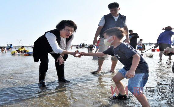 超人氣「摸蛤」趣！線西一畝海小旅行　摸蛤「自摸」越多賺越多