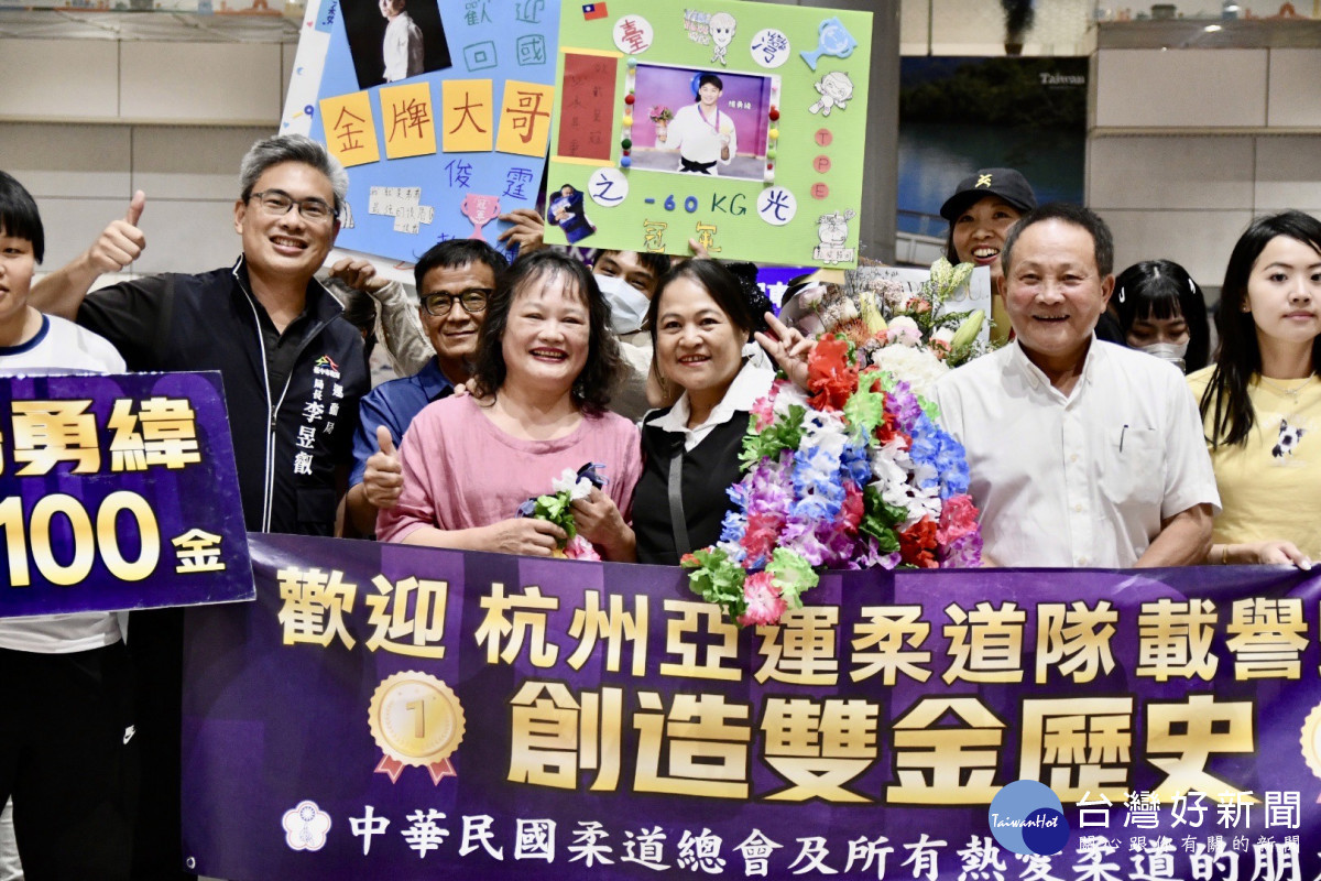台中市運動局長李昱叡與楊勇緯、林真豪家人一同歡慶接機