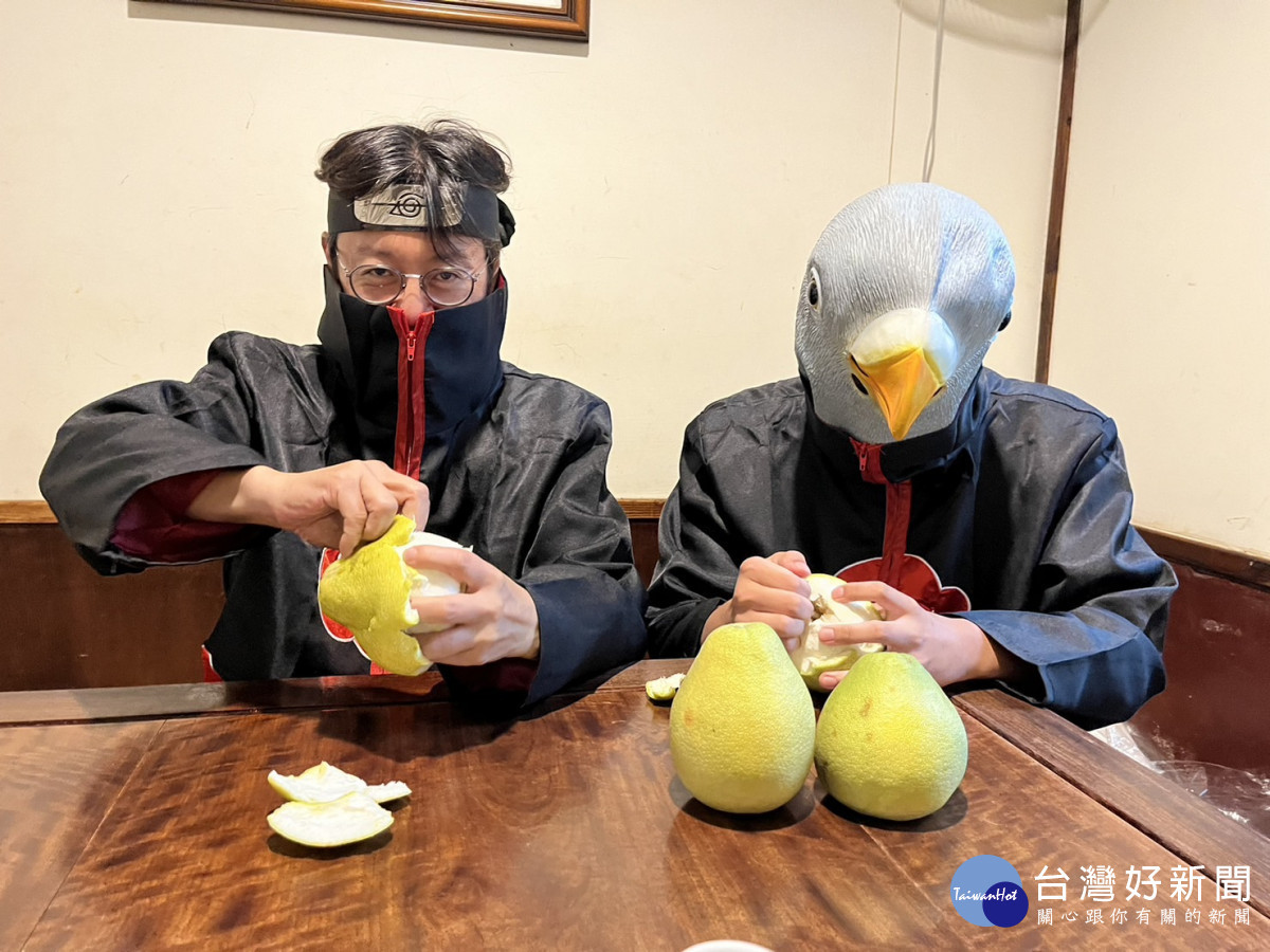 中秋逗趣 江肇國cosplay動漫人物合體網紅撥柚
