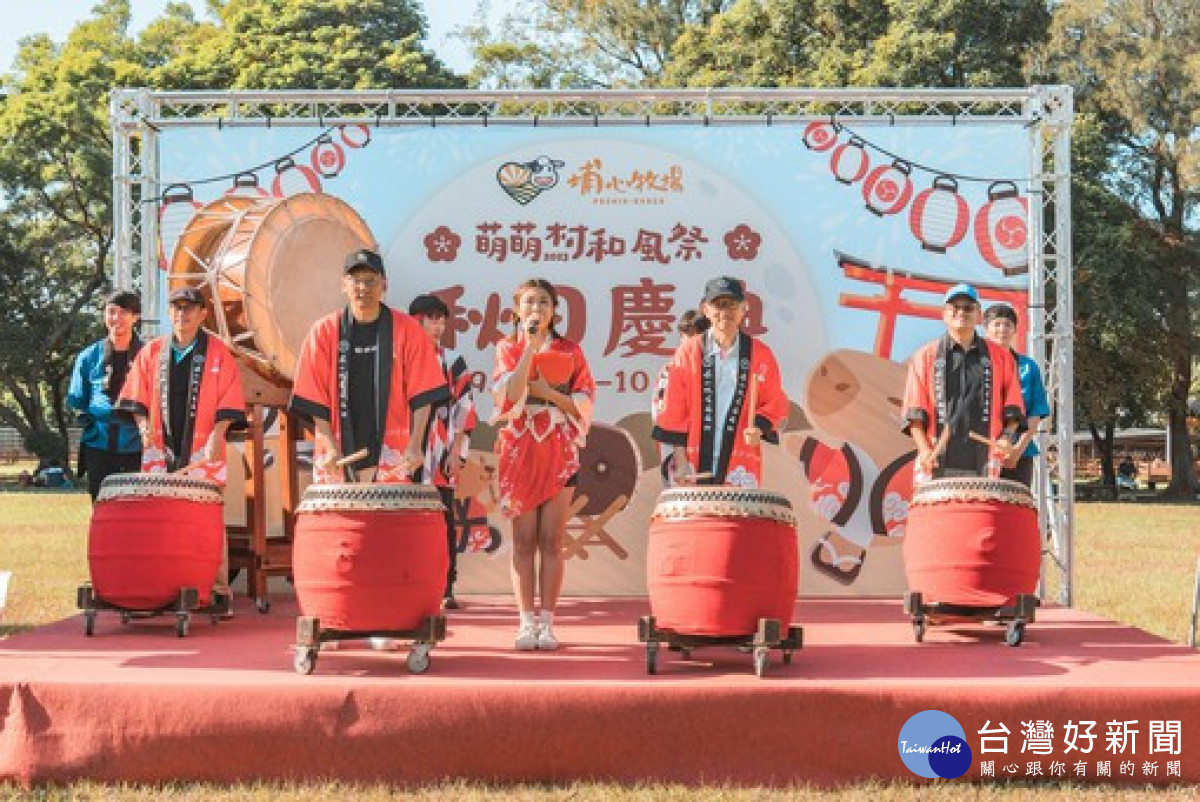 王副市長及與會來賓擊鼓，為「萌萌村和風祭」揭開序。