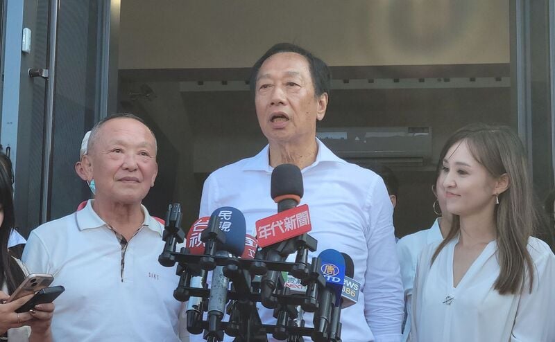 郭台銘(中)29日由徐耀昌(左)等人陪同造訪苗栗頭份連署總部。中央社