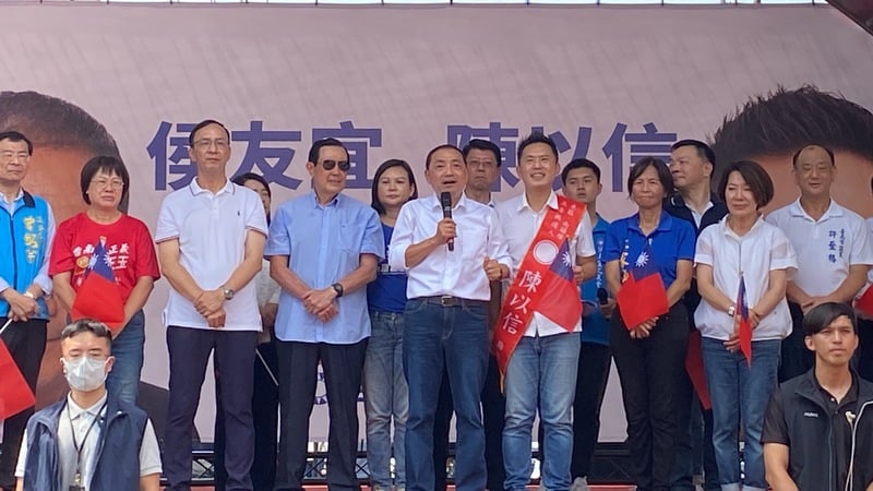 侯友宜(2排左5)與黨籍台南市立委參選人陳以信(2排右4)聯合競選總部30 日成立,包括前總統馬英九(2排左 4)、黨主席朱立倫(2排左3)等人都到場。中央社