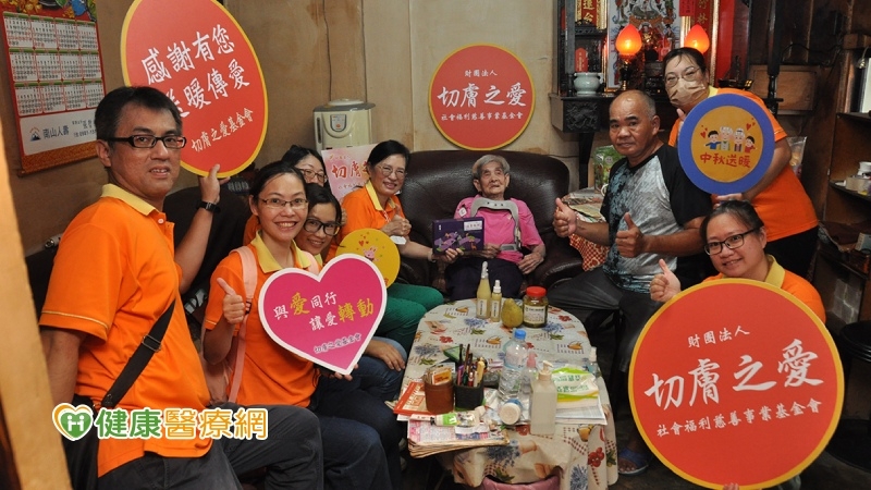 買不起月餅… 85歲失禁嬤收到愛心月餅展現久違笑容