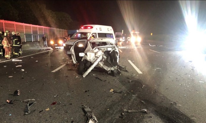國3北上鶯歌路段重大車禍! 7車相撞1人拋出車外死亡3人受傷 63 3發生死亡車禍,消防隊員到場處理。民眾提供 | 社會 社會 記者爆料網