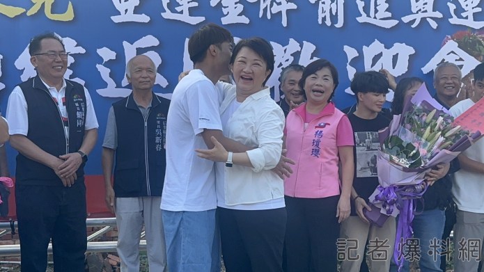 楊勇緯亞運摘金返家 媽媽市長送上愛的抱抱 58 楊勇緯亞運摘金返家 媽媽市長送上抱抱