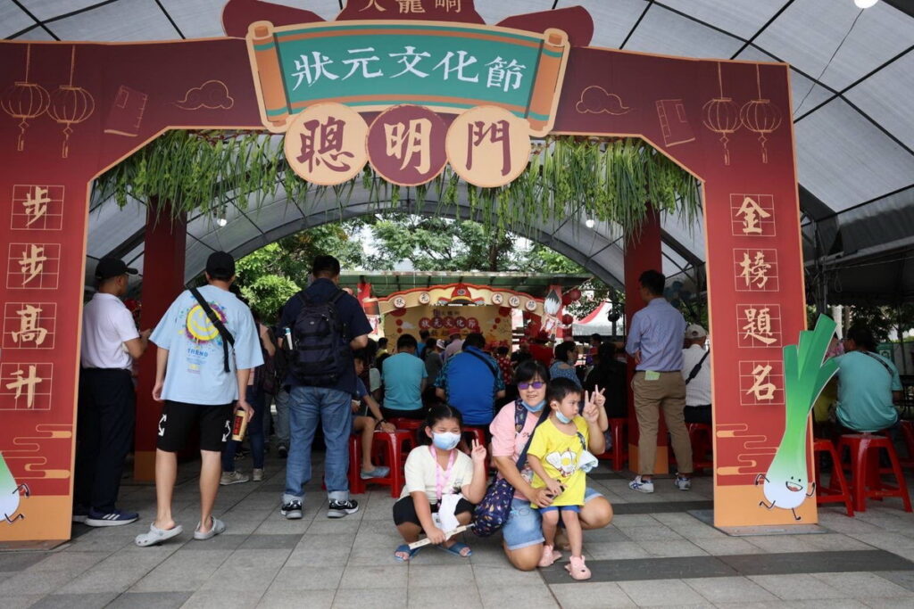 民眾與「聰明門」裝置藝術合影