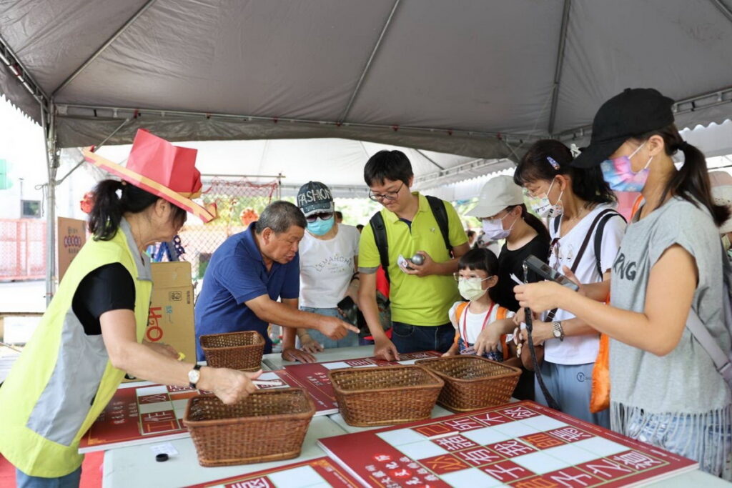 民眾參與「六藝闖關大挑戰活動」,完成闖關集章即可帶走祈福狀元筆