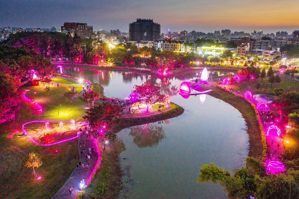 光織影舞閃耀粉紅光芒點亮北香湖夜空