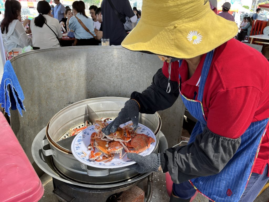野柳假日活蟹市集提供代客蒸煮服務,不少民眾現買現吃,享受現撈萬里蟹的美味。(圖/新北市政府提供)