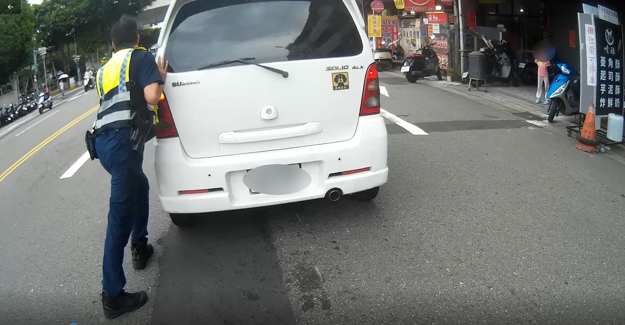 ▲圖說:三分局合作所員警挽袖推車,將故障車輛推到路旁 (圖/台中市政府提供)