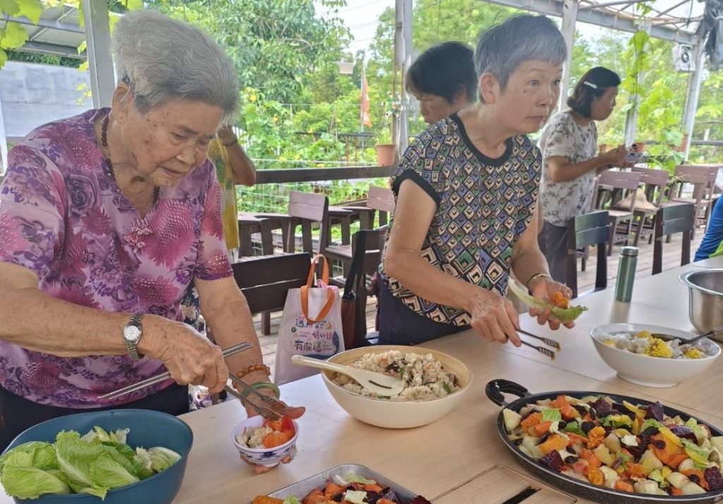 淡水區忠寮社區以當地富含β-胡蘿蔔素、維他命C和E及黃體素的南瓜,製作成適合長者咀嚼食用的南瓜沙拉。(圖/新北市政府提供)