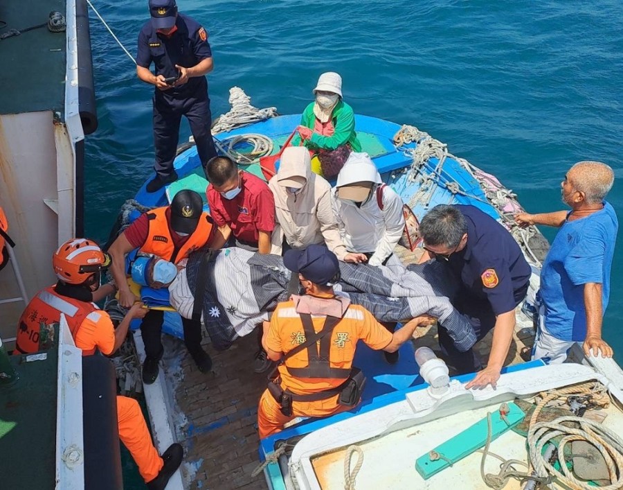 中秋連假竟疑心肌梗塞發作 海巡警民合作急後送馬公就醫 282 cnews204230930a04